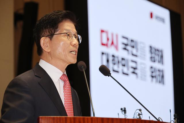 김문수 국민의힘 대선 후보가 11일 서울 여의도 국회에서 열린 의원총회에서 발언하고 있다 사진연합뉴스