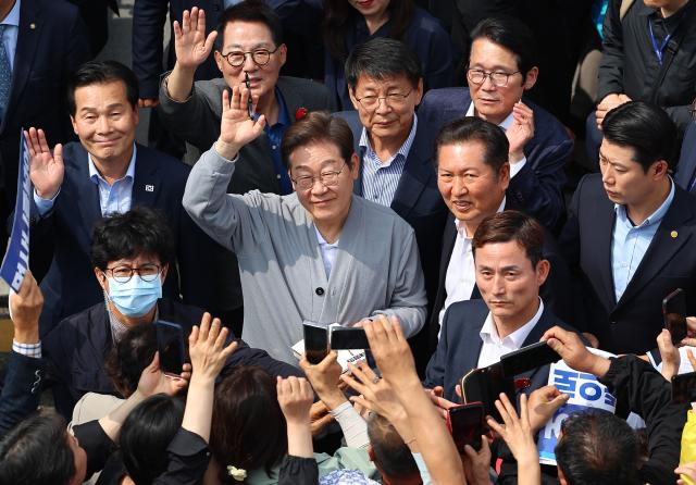 남도문화벨트 골목골목 경청투어에 나선 더불어민주당 이재명 대선 후보가 11일 전남 영암군 학산면 독천낙지거리를 찾아 지지자들에게 인사하고 있다 사진연합뉴스