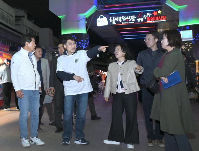 김정기 대구시장 권한대행 행정부시장은 최근 침체된 야시장 운영으로 어려움을 겪고 있는 상인들을 돕기 위해 칠성야시장을 직접 방문했다 사진대구시