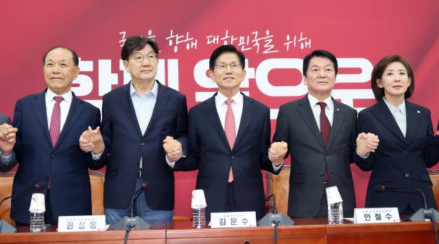 김문수 국민의힘 대선 후보가 11일 서울 여의도 국회에서 열린 중앙선거대책위원회 회의에서 권성동 원내대표 등과 기념촬영하고 있다 사진연합뉴스