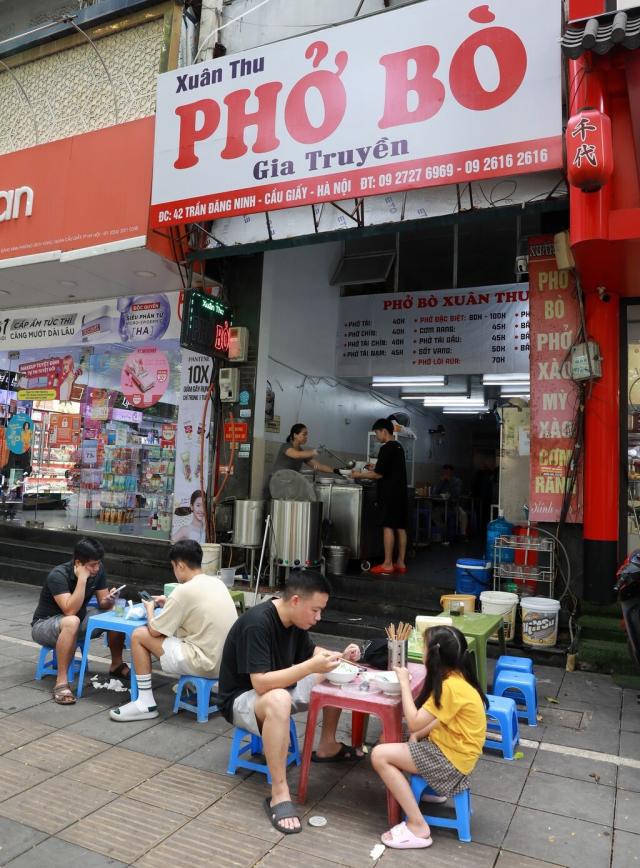 베트남 하노이 꺼우저이 지역에서 쌀국수를 먹는 사람들 사진베트남통신사