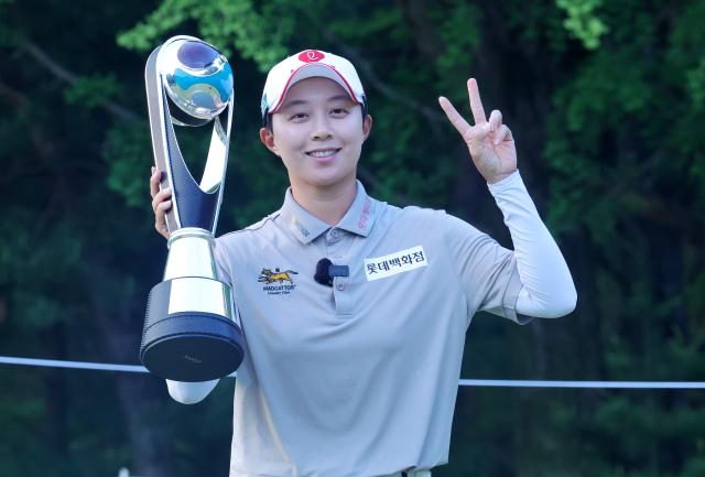 11일 경기도 고양시 뉴코리아CC에서 열린 레이디스 유러피언투어LET 아람코 챔피언십에서 우승한 김효주가 트로피를 들고 2연패 포즈를 취하고 있다 사진연합뉴스
