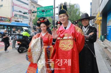 [포토] 이나라·대니 리, 어가행렬서 왕과 왕비로 깜짝 변신