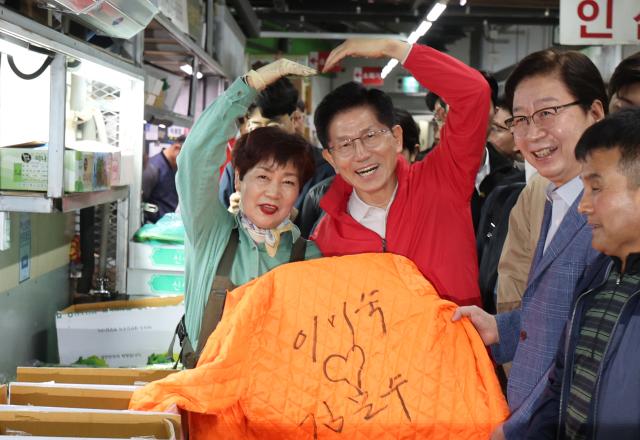 제21대 대통령 선거 공식 선거운동 첫날인 12일 김문수 국민의힘 대선 후보가 서울 송파구 가락시장을 찾아 상인들과 기념촬영을 하고 있다 사진연합뉴스