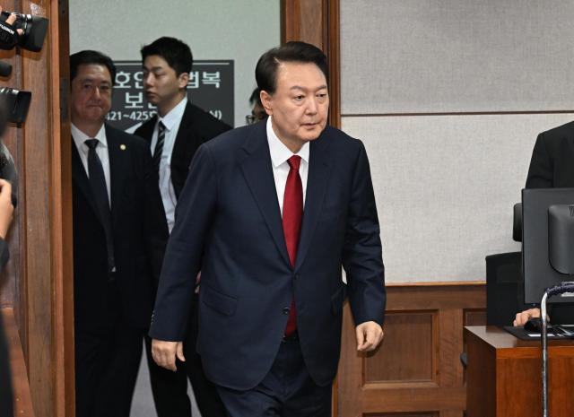 윤석열 전 대통령이 21일 서울 서초구 서울중앙지법에서 열린 내란 우두머리 혐의 형사재판 2차 공판에 출석하고 있다 사진연합뉴스