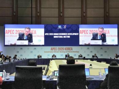 김민석 APEC 고용노동장관회의 의장 급변하는 노동시장…탄력적 대응해야