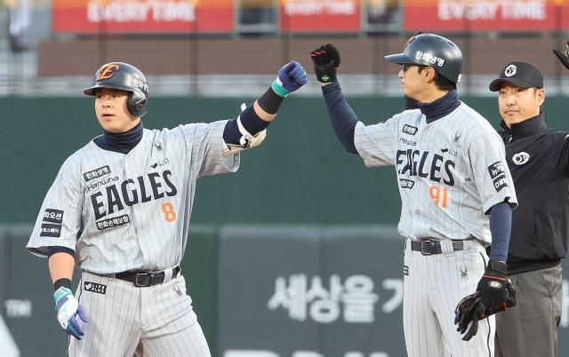 4월 23일 부산 사직야구장에서 열린 프로야구 2025 신한 SOL 뱅크 KBO리그 한화 이글스와 롯데 자이언츠의 경기 1회 초 한화 노시환이 선제 1타점 적시타로 세리머니 하고 있다 사진연합뉴스