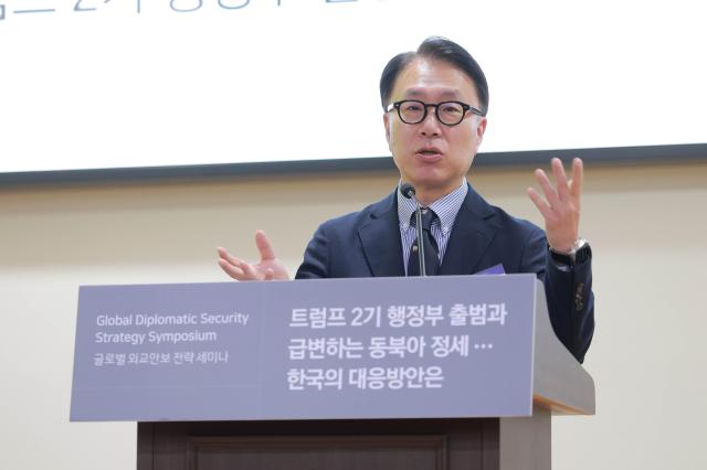 박원곤 이화여자대학교 북한학과 교수가 트럼프 행정부의 대외 정책과 한반도라는 주제로 강연을 하고 있다 사진유대길 기자 dbeorlf123ajunewscom