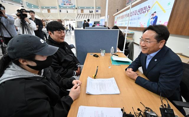 유정복 인천광역시장이 12일 시청 중앙홀에서 열린 천원주택전세임대주택 예비입주자 신청 접수를 받고 있다 사진인천시
