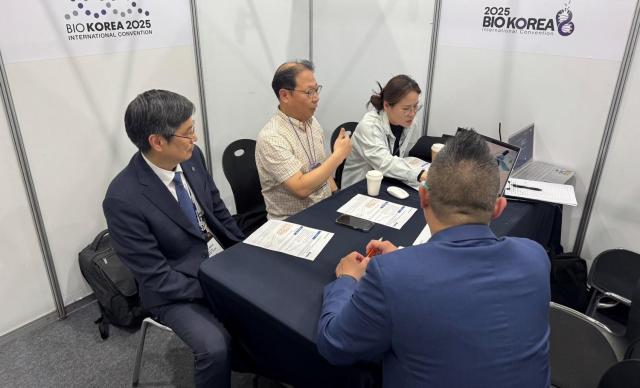 케이메디허브가 BIO KOREA 2025 출품기술 상담 현장에서 안질환 및 비만·대사염증 치료제를 선보이며 기업의 이목을 끌었다 사진케이메디허브