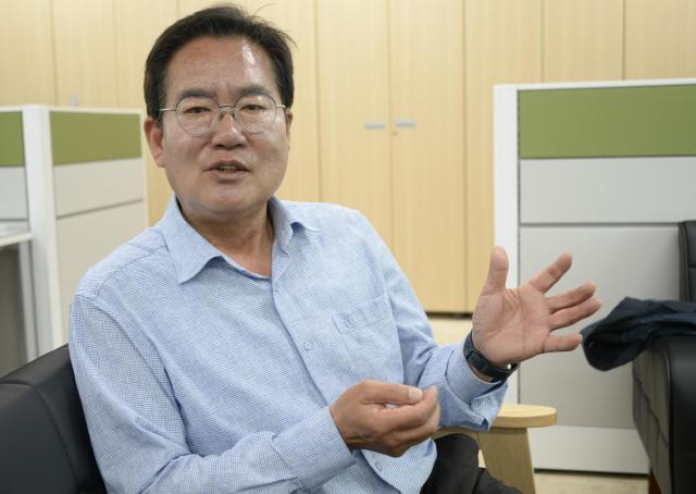오경택 화천파크골프협회장이 화천군 파크골프와 연계한 장기적인 관광 전략을 설명하고 있다사진박종석 기자