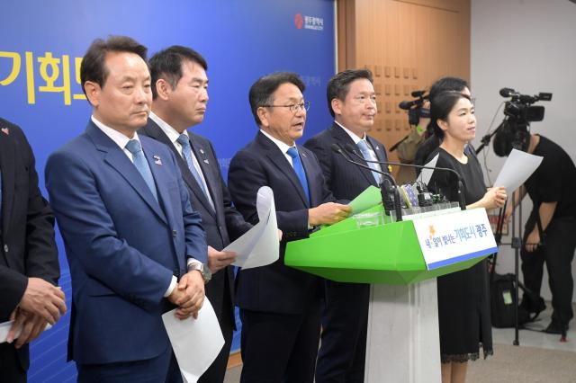 강기정 광주시장과 이정선 광주시교육감 자치구청장 5명은 12일 광주시청 브리핑룸에서 기자회견을 열고 시민들 투표 참여를 호소했다 사진광주시