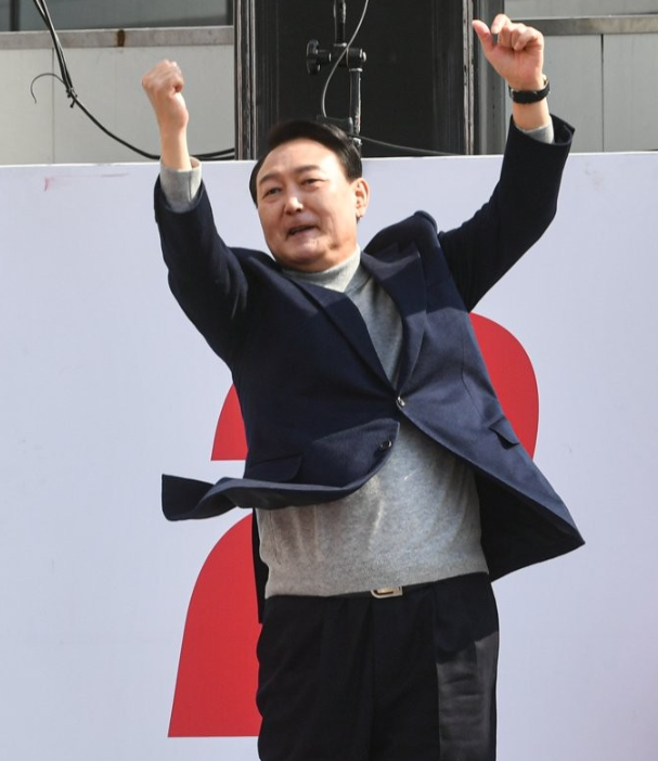 국민의힘 윤석열 대선 후보가 7일 오전 경기 하남시 신장동 스타필드 앞에서 열린 유세에서 어퍼컷 세리머니를 하고 있다 출처 연합뉴스