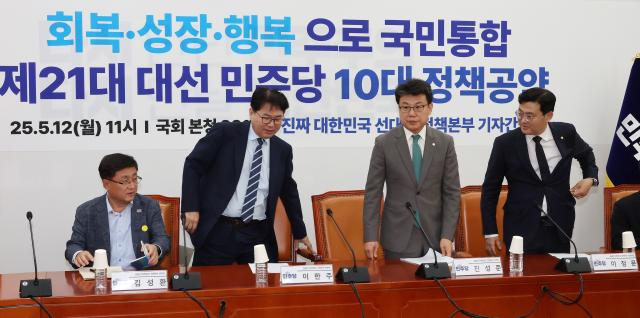12일 서울 여의도 국회에서 열린 21대 대통령선거 더불어민주당 10대 정책공약 기자간담회에 김성환왼쪽부터 이한주 진성준 총괄선거대책본부 정책본부 본부장과 이정문 수석본부장이 참석하고 있다사진연합뉴스