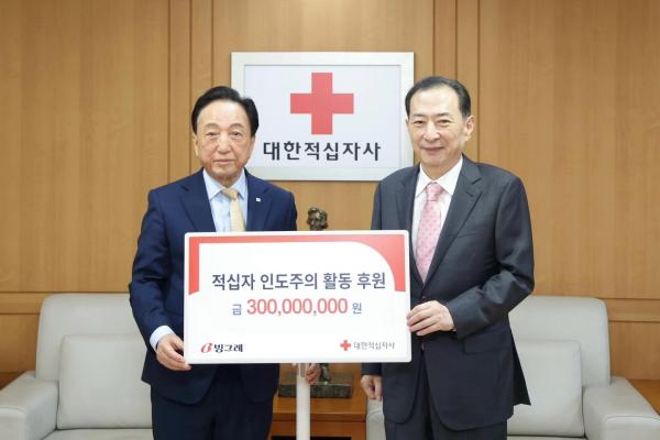 김철수 대한적십자사 회장왼쪽과 김호연 빙그레 회장이 9일 서울 중구 대한적십자사 서울사무소에서 기념사진을 촬영하고 있다 사진빙그레