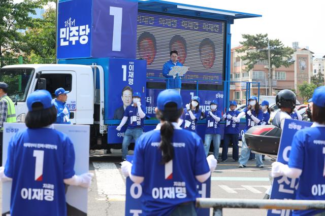 A campaigning event for Democratic Party of Koreas presidential candidate Lee Jae-myung is underway at a traditional market in Jeju City May 12 Joint Press Corps