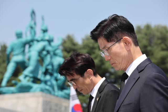 People Power Party presidential candidate Kim Moon-soo pays respects at the memorial tower in Daejeon National Cemetery May 12 2025 Joint Press Corps