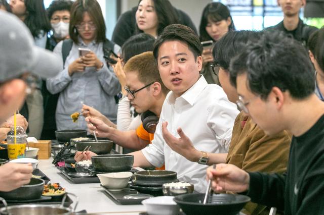 Lee Jun-seok presidential candidate of the Reform Party talks with students over lunch during a visit to Yonsei University in Seoul May 12 2025 Joint Press Corps