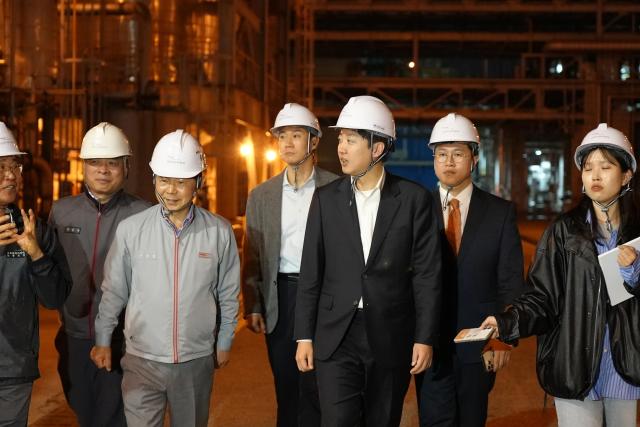 Reform Party presidential candidate Lee Jun-seok tours a plant of Kumho PB Chemicals in Yeosu South Jeolla Province May 12 2025 Courtesy of the Reform Party  