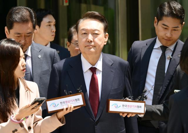 윤석열 전 대통령이 12일 서울 서초구 중앙지방법원에서 열린 내란 우두머리 혐의 직권남용 권리행사방해 혐의 사건 3차 공판에서 오전 공판을 마친 후 취재진의 질문을 받으며 이동하고 있다 사진연합뉴스