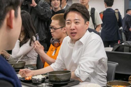 이준석 첫 유세지 여수 산단..."새로운 정당에 새 지휘봉 넘겨줘야"