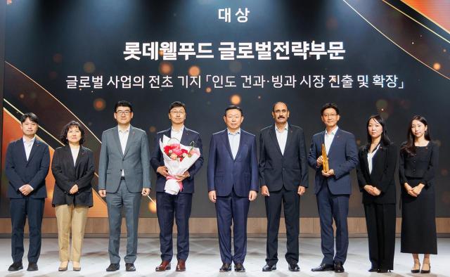 롯데가 12일 서울 송파구 롯데호텔 월드에서 ‘2025 롯데 어워즈’를 개최하고 인도 시장 개척에 성과를 낸 롯데웰푸드를 대상으로 선정했다 롯데어워즈 대상을 시상한 신동빈 롯데 회장사진 왼쪽에서 다섯 번째과 수상자인 이창엽 롯데월푸드 대표사진 왼쪽에서 네 번째가 관계자들과 기념촬영 하고 있다 사진롯데지주