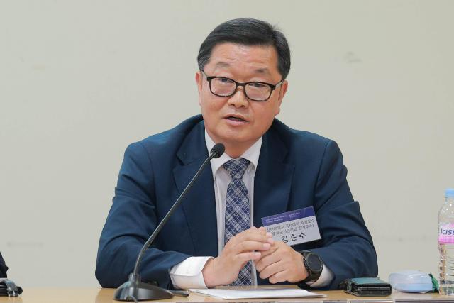 김순수 신한대학교 국제대학 특임교수현 육군사관학교 명예교수가 12일 오전 서울 여의도 국회의원회관에서 열린 글로벌 외교안보 전략 세미나에서 미국발 급변하는 국제 정세…새 정부가 나아갈 길이라는 주제로 토론을 하고 있다 20250512사진유대길 기자 dbeorlf123ajunewscom