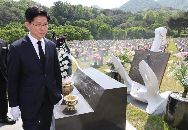 김문수 국민의힘 대선 후보가 12일 국립대전현충원 천안함 46용사 묘역에서 참배하고 있다 사진연합뉴스