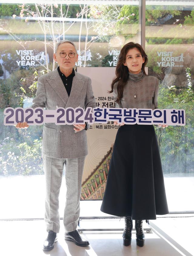 유인촌 문화체육관광부 장관왼쪽과 이부진 한국방문의해 위원장이 13일 오전 서울 북촌 설화수의집에서 20232024년 한국방문의 해 계기 관광 전략 간담회를 마치고 기념촬영을 하고 있다 20231113사진유대길 기자 dbeorlf123ajunewscom