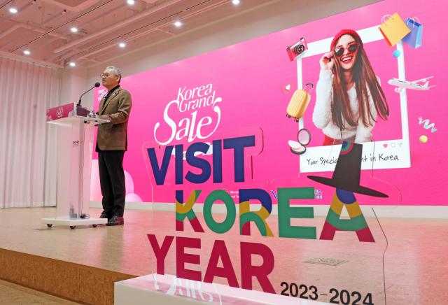 유인촌 문화체육관광부 장관이 11일 서울 중구 온드림 소사이어티에서 열린 2024 코리아그랜드세일 개막식에서 축사를 하고 있다 사진문화체육관광부
