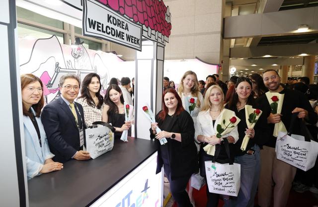 장미란 문화체육관광부 제2차관 이학재 인천공항공사 사장 이부진 한국방문의해위원회 위원장신라호텔 사장이 26일 인천국제공항 제1여객터미널에서 열린 2024 한국방문의 해 기념 환영주간 개막 행사에서 외국인 관광객들에게 꽃다발과 웰컴키트를 전달한 뒤 기념촬영을 하고 있다 20240426
사진유대길 기자 dbeorlf123ajunewscom