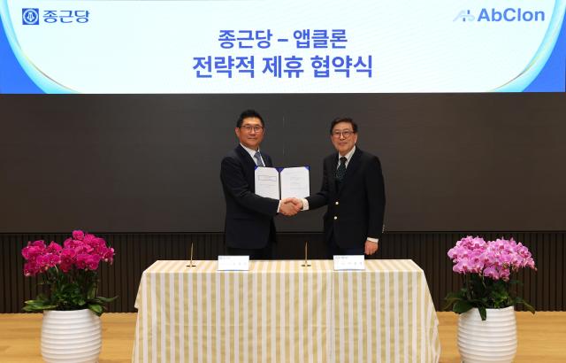 왼쪽부터 김영주 종근당 대표와 이종서 앱클론 대표가 전략적 지분 투자 및 공동 연구개발 파트너십 체결하고 기념촬영을 하고 있다사진종근당