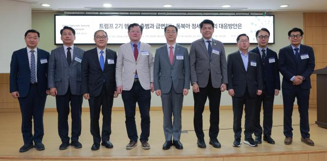 12일 오전 서울 여의도 국회의원회관에서 열린 글로벌 외교안보 전략 세미나에서 참석자들이 기념촬영을 하고 있다 사진 왼쪽부터 김순수 신한대학교 국제대학 특임교수現 육군사관학교 명예교수 엄효식 한국국방안보포럼 사무총장 양무진 북한대학원대학교 총장 임규진 아주경제 사장 김건 국민의힘 국회의원 김준형 조국혁신당 국회의원 유용원 국민의힘 국회의원 박원곤 이화여자대학교 북한학과 교수 이수형 국가안보전략연구원 객원연구원 20250512사진유대길 기자 dbeorlf123ajunewscom