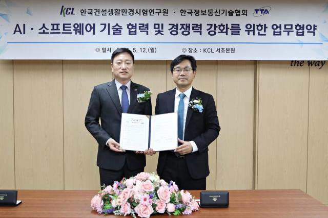 천영길 KCL 원장오른쪽과 손승현 TTA 회장이 업무협약을 체결한 후 기념촬영을 하고 있다 사진한국건설생활환경시험연구원