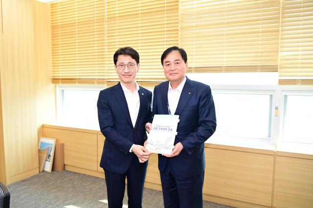 배낙호 김천시장과 송언석 국회의원 인적네트워크 활용 정부예산 확보 ‘전력투구’기획예산실 방문 모습 사진김천시