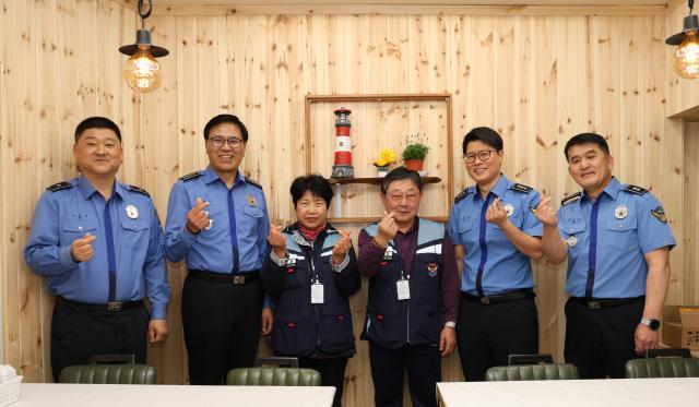 강릉해양경찰서가 12일 강릉시 소돌항 일대에서 이 연안 안전 지킴이들과 소통하는 간담회를 갖고 있다 사진강릉 해경