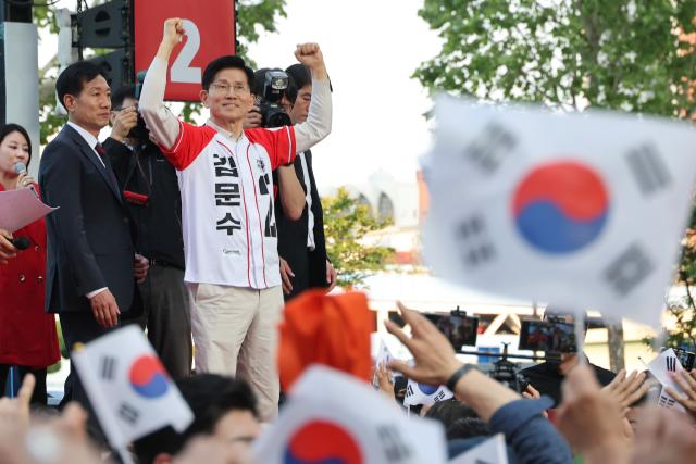 김문수 국민의힘 대선 후보가 12일 대구 서문시장을 방문해 지지를 호소하고 있다 사진연합뉴스