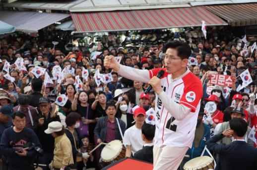 김문수, 대구 서문시장 집중 유세…"박정희 정신으로 경제 살릴 것"
