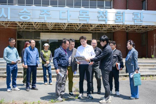 노관규 순천시장은 12일 옛 승주군청 일원에 조성될 그린바이오산업 전진기지 부지를 직접 찾고 현장 점검에 나섰다사진순천시