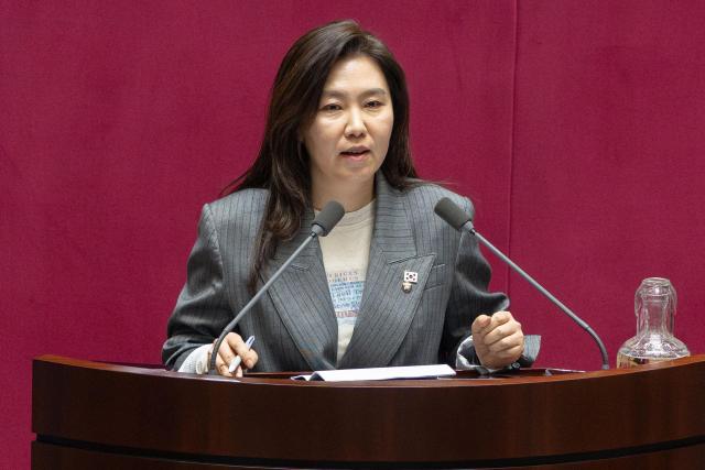 강유정 더불어민주당 국회의원이 지난 4월 2일 오후 서울 여의도 국회에서 열린 본회의에 참석해 제안설명을 하고 있다사진유대길 기자