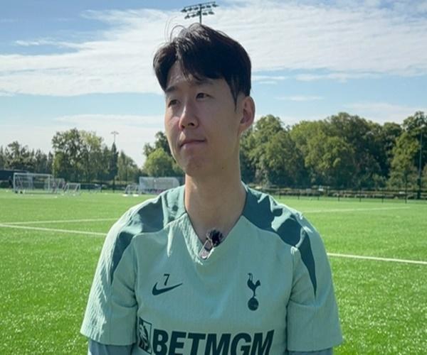 손흥민토트넘이 12일현지시간 유럽축구연맹UEFA 유로파리그UEL 결승을 앞두고 북런던 토트넘 홋스퍼 FC 트레이닝 그라운드에서 열린 미디어 오픈 데이에서 한국 취재진과 만나 인터뷰하고 있다 사진연합뉴스