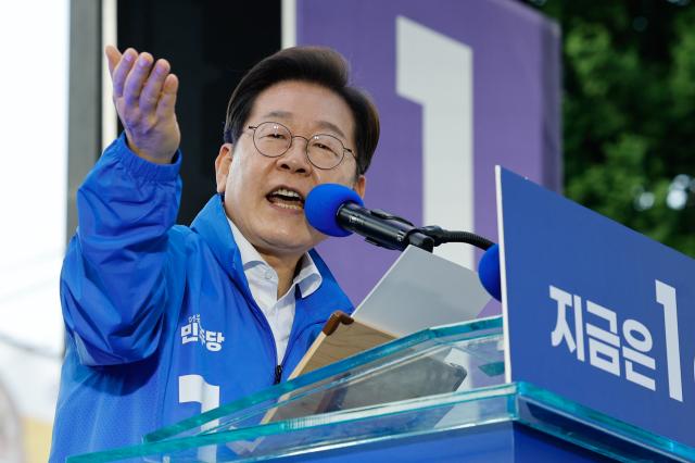 더불어민주당 이재명 대선 후보가 12일 대전광역시 으느정거리 스카이로드에서 유세하고 있다사진연합뉴스