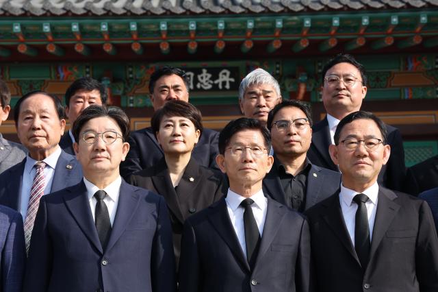 김문수 국민의힘 대선 후보가 13일 대구 신암선열공원을 방문해 참배한 뒤 기념촬영하고 있다 사진연합뉴스