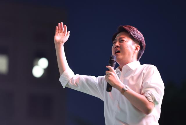 이준석 개혁신당 대선 후보가 제21대 대통령 선거 공식 선거운동 첫날인 12일 서울 청계광장에서 열린 출정식에서 연설을 하고 있다 사진연합뉴스