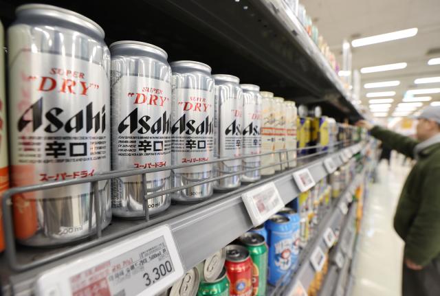 서울의 한 대형마트에 아사히 맥주가 진열돼 있다 사진연합뉴스