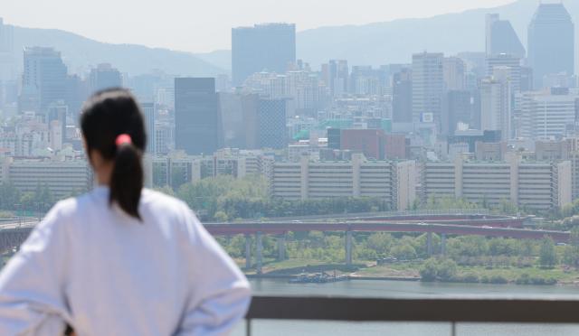 토지거래허가구역 확대 지정 이후 40일간 서울 강남 3구와 용산구에서 거래된 아파트 40가 신고가를 기록한 것으로 나타난 7일 서울 강남구 압구정 현대아파트 모습 압구정 아파트는 64가 신고가에 거래됐으며 105억원 거래도 나타났다 202557 사진연합뉴스