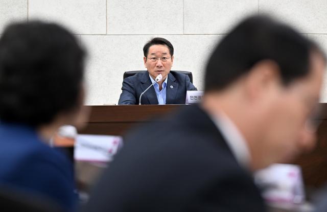 유정복 인천광역시장이 13일 시청 영상회의실에서 열린 5월 간부회의에서 주요 현안을 논의하고 있다 사진인천시