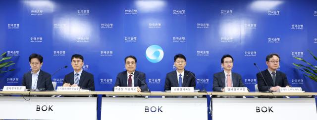 21일 오전 서울 중구 한국은행에서 열린 2024년 지급결제보고서 설명회
사진 왼쪽부터 박준홍 결제정책팀장 윤성관 디지털화폐연구실장 이종렬 부총재보 이병목 금융결제국장 윤태길 결제감시부장 최석기 결제인프라안정팀장 사진한국은행