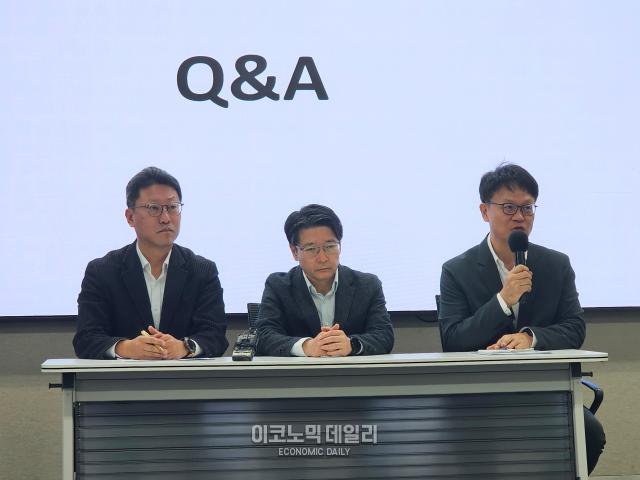 왼쪽부터 김희섭 PR센터장 임봉호 MNO사업부장 류정환 네트워크인프라센터장사진선재관 기자
