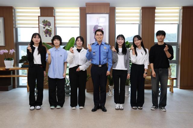 동해지방해양경찰청에 청년 인턴들이 첫걸음을 내디디며 본격적인 근무를 시작하고 있다 사진동해해경청